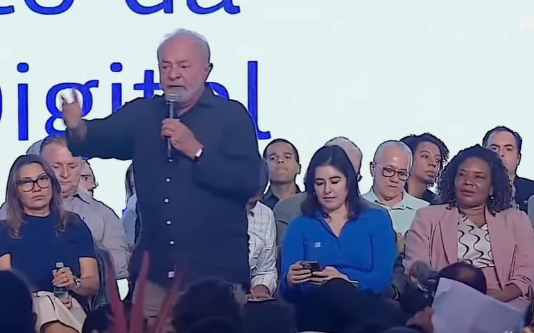 Lula chega para cerimônia de sanção da MP que recriou o Minha Casa, Minha Vida