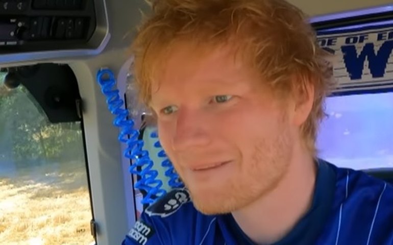 Cantor Ed Sheeran compra fatia do Ipswich, que está de volta à elite do Campeonato Inglês