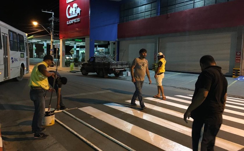 Prefeitura inicia pintura de sinalização das faixas de pedestres e lombadas em Arapiraca