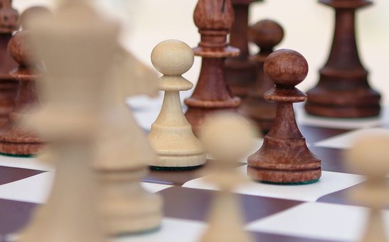 Federação de Xadrez decide vetar participação de mulheres trans em torneios femininos