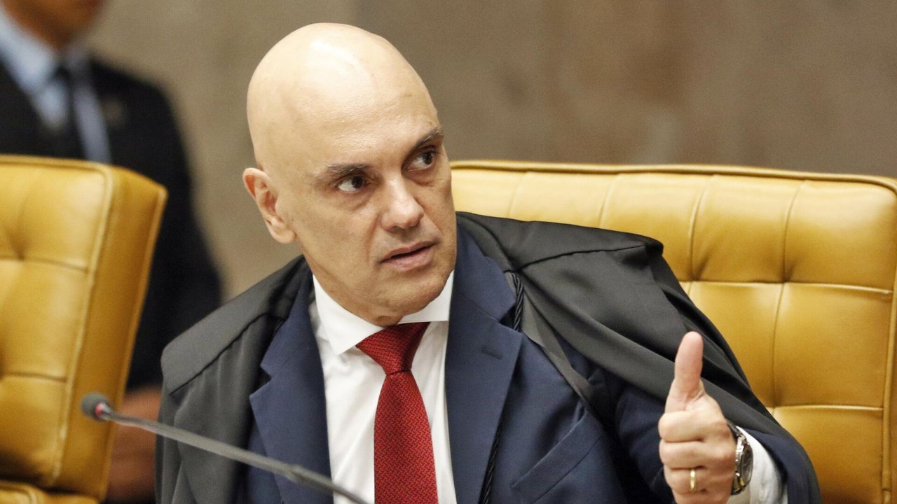 Moraes decide manter Bolsonaro livre, mas alerta que novo descumprimento pode levar à prisão