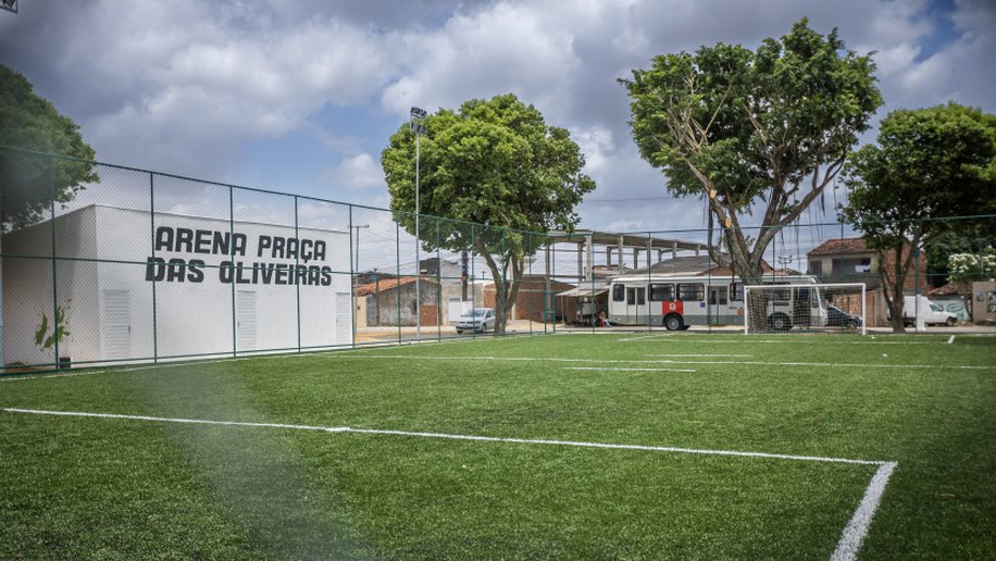 Prefeitura leva areninhas para comunidades do Benedito Bentes e Antares