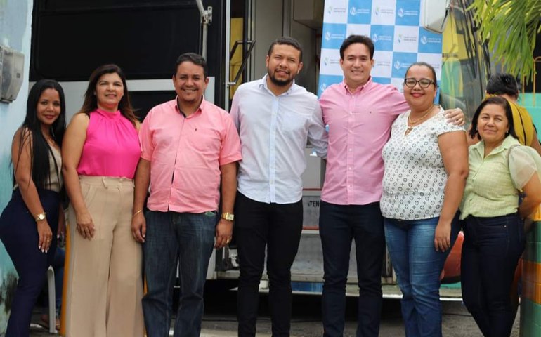 Prefeito Jorge Galvão leva ônibus-consultório para realizar exame de vista em alunos do EJA