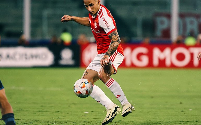 Borré perde gols e Internacional empata na Sul-Americana; Athletico-PR mantém 100% com Cuca