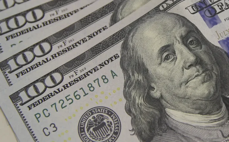 Dólar avança com influência externa e atenção ao PIB, Ptax e decisão dos EUA sobre facções