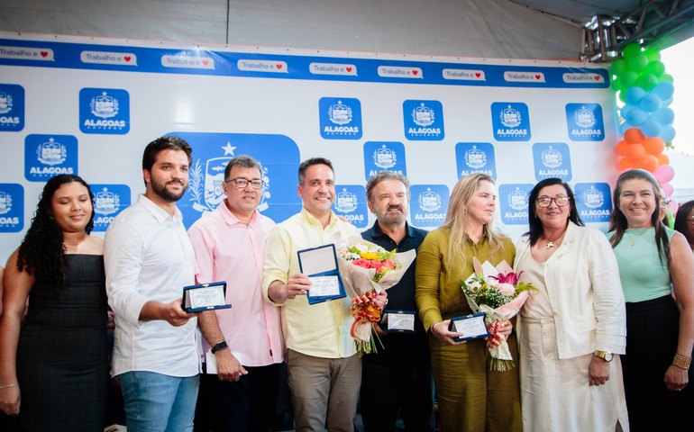 Governo de Alagoas inaugura 79ª Creche Cria e entrega obras e ambulâncias em Traipu