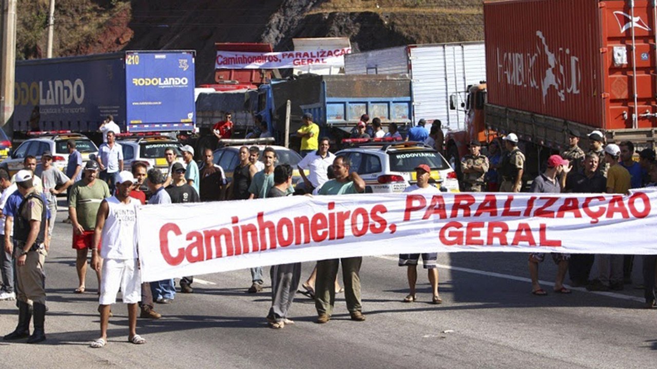 Caminhoneiros mantêm protestos e bloqueiam rodovias