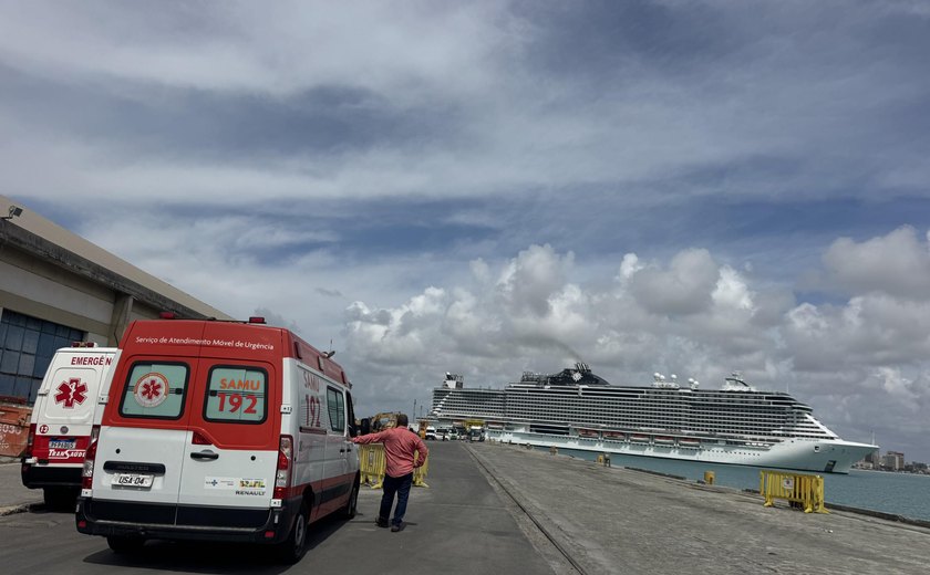 Samu atende idoso a bordo de navio atracado no Porto de Maceió