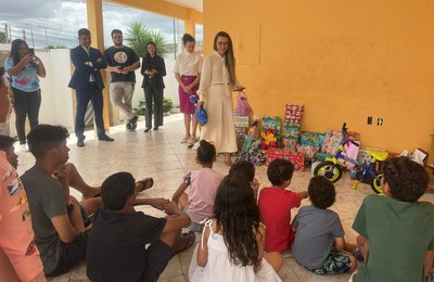 Crianças da Casa de Acolhimento de Delmiro Gouveia recebem doação de brinquedos