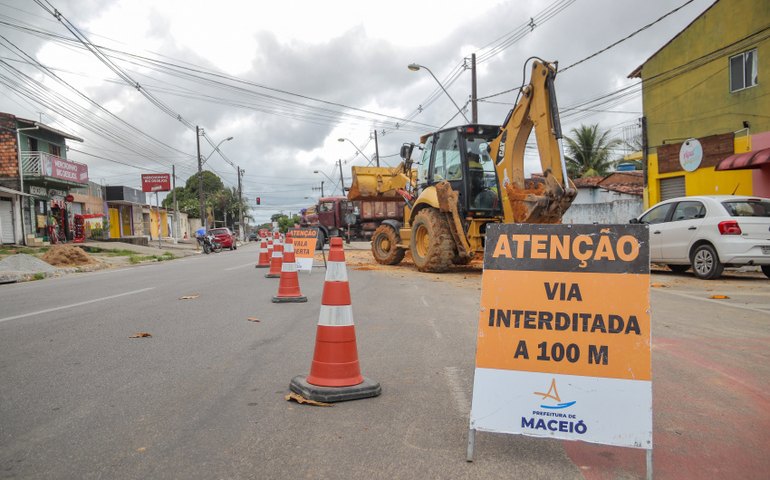 Prefeitura de Maceió instala nova rede de drenagem em via da Santa Lúcia
