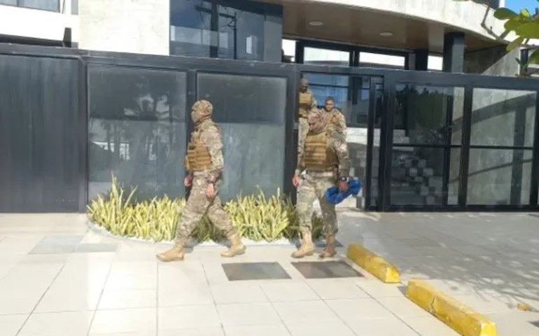 Força-tarefa do MP cumpre mandados em edifício residencial no bairro da Jatiúca, em Maceió