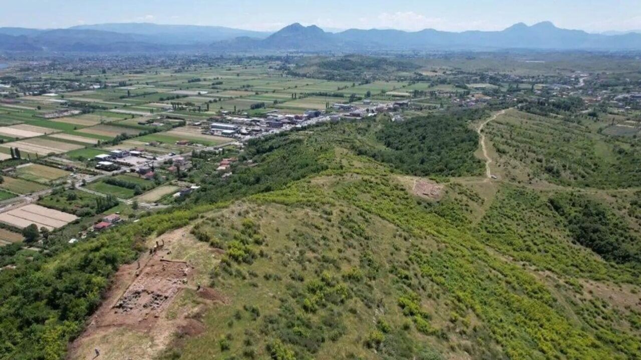 Templo na acrópole do norte da Albânia reacende busca por antiga cidade perdida