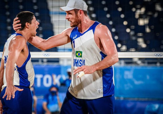 Alison/Álvaro Filho vence com facilidade e chega às quartas de final em Tóquio