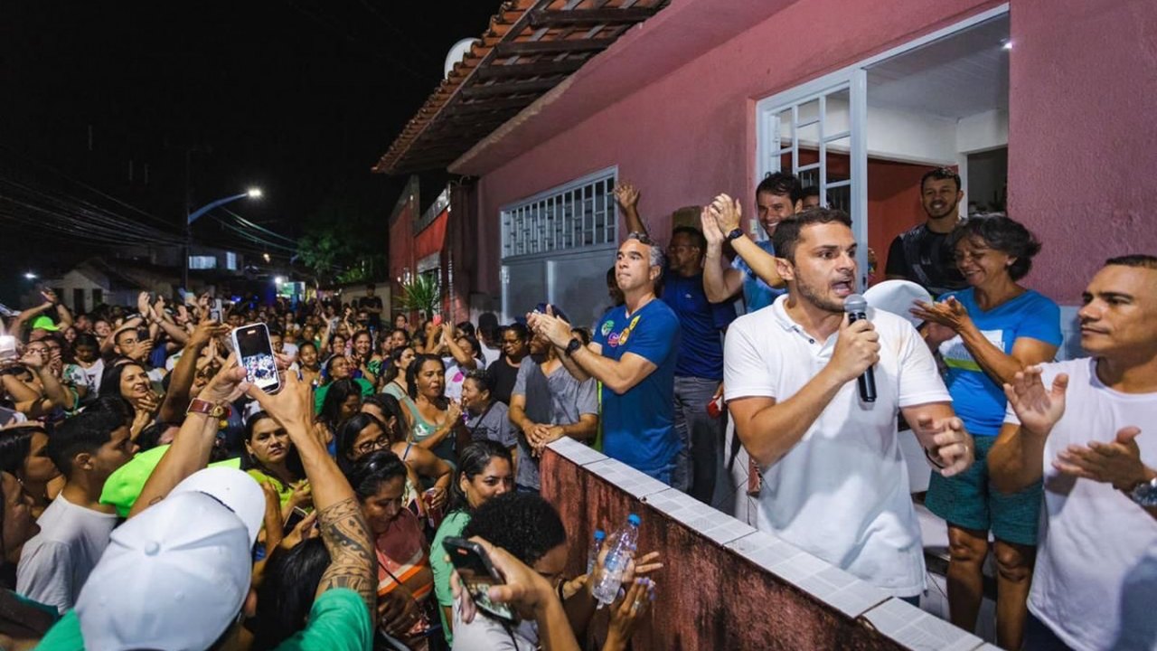 Alexandre Ayres arrasta multidão em caminhada pela Massagueira