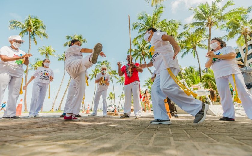 Orla de Maceió recebe apresentação das Capoeiristas Formosas do Cras Pitanguinha