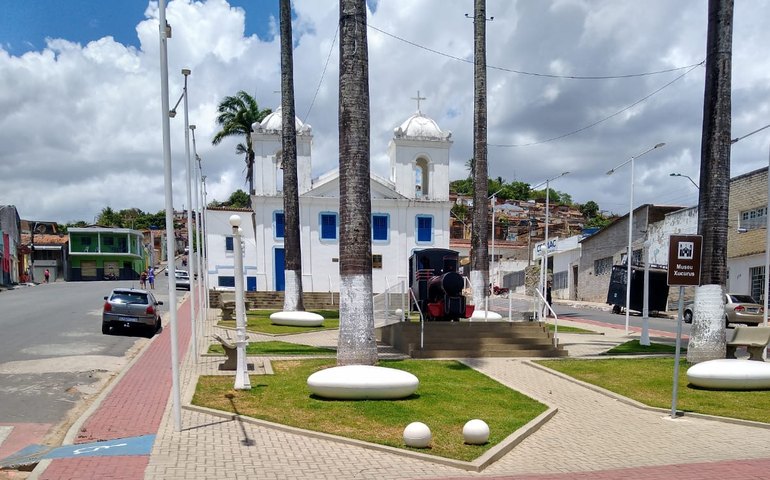 Palmeira dos Índios inova com bancos em forma de ovos de dinossauro nas praças