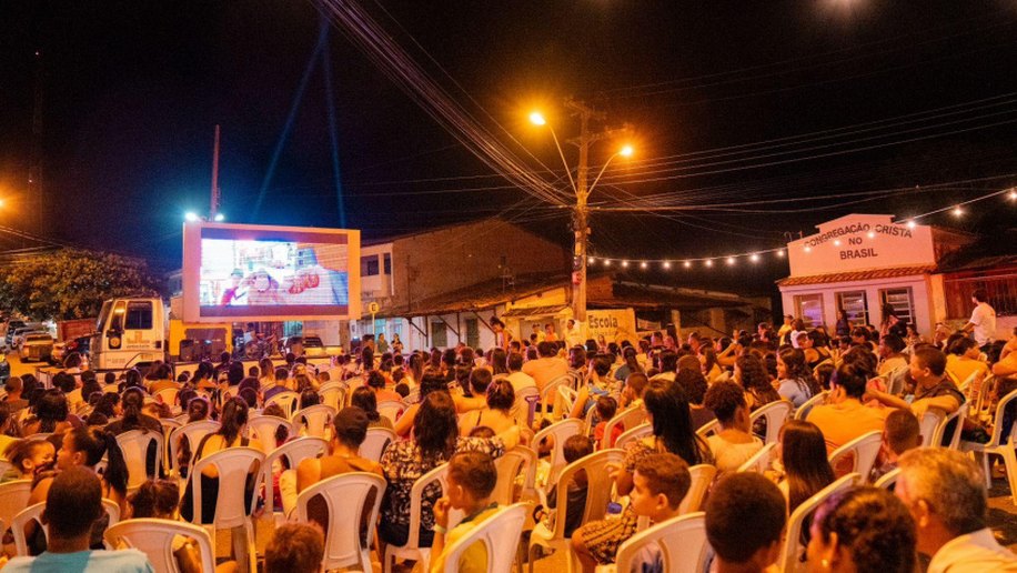 Cine Massa é sucesso em Ipioca e encanta crianças com filme a céu aberto e sorteio de prêmios