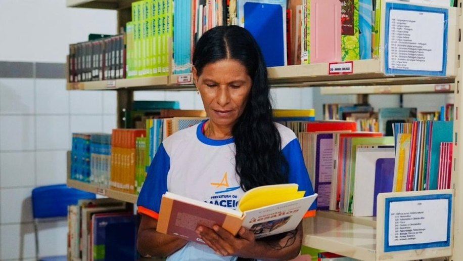 'Sem última página': estudante da Ejai Maceió realiza sonho de se tornar escritora e publica primeiro livro