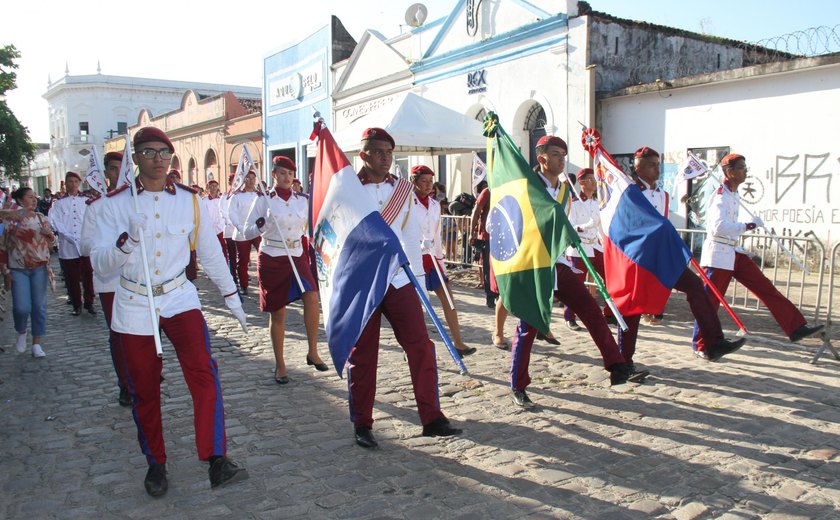 Escolas estaduais participam do desfile de 7 de Setembro em Maceió e Arapiraca