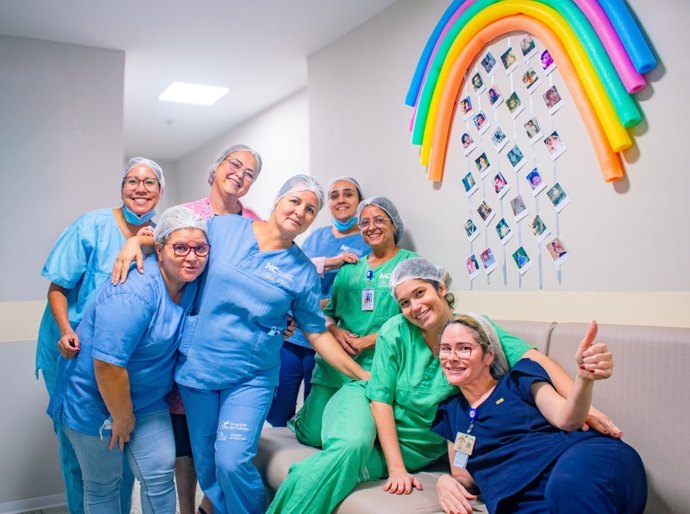 Mural com fotos da infância emociona profissionais da UTI no Hospital da Cidade em Maceió