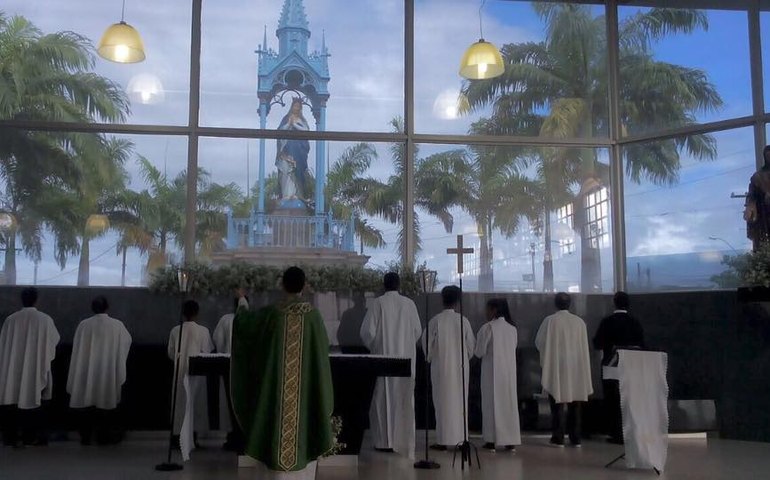 Telhado de santuário desaba e deixa dois mortos no Recife