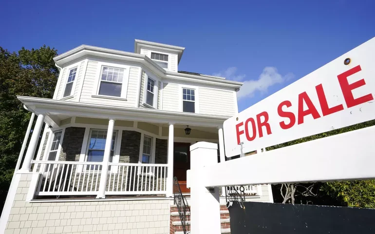 Vendas pendentes de imóveis nos EUA caem 5,5% em julho ante junho