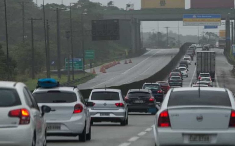 Apesar da pandemia, movimento nas estradas para o litoral já é intenso