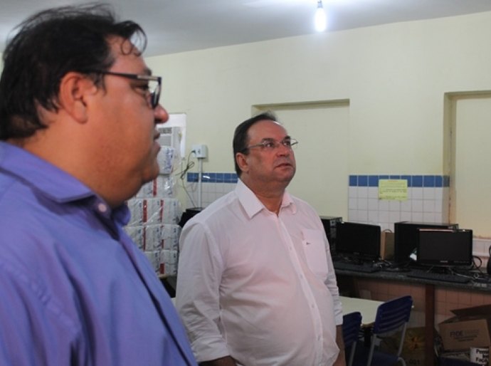 Luciano Barbosa garante reforma de escola estadual em Olho d'Água do Casado