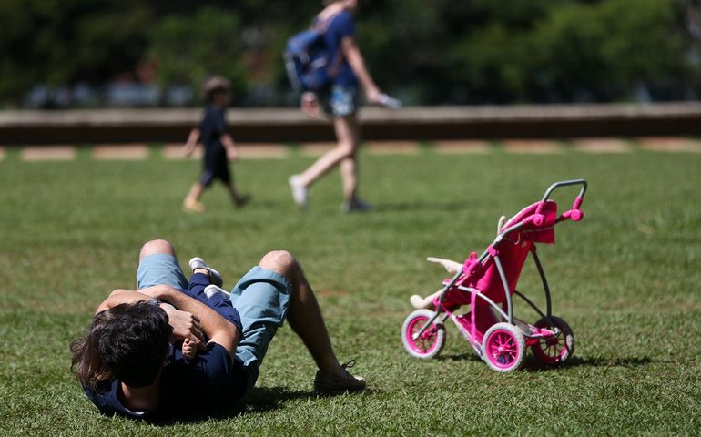 Licença-paternidade de até 20 dias é aprovada no Senado