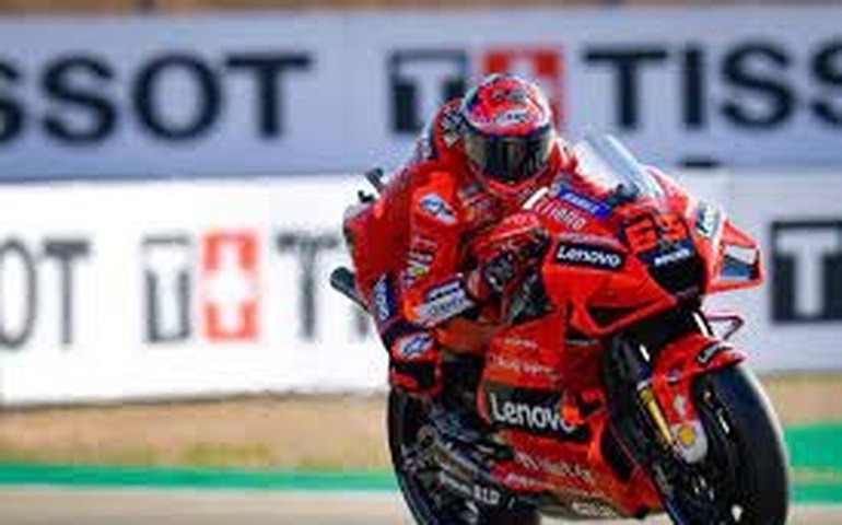 Bagnaia supera Márquez na volta final e fatura pole na Etapa da França de MotoGP