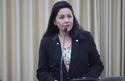 Rose Davino rende homenagens a professores e médicos