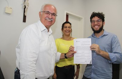 Rogério assina mais três contratos do Edital de Fomento à Criação Artística Arapiraquense 