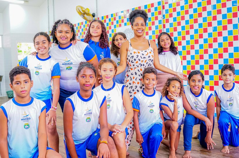 Aulas de música e dança estimulam aprendizado de alunos de escola municipal em Maceió