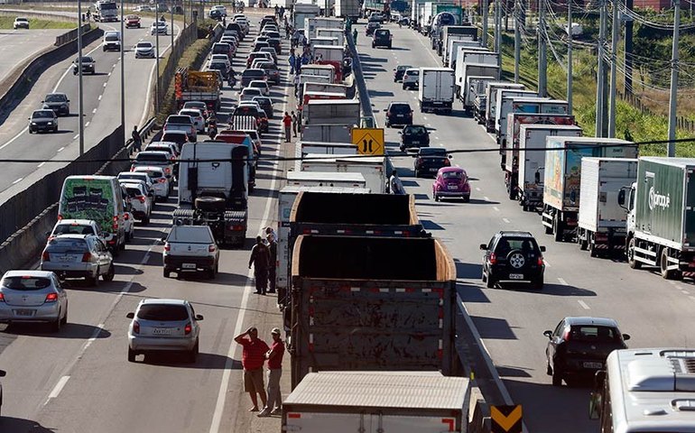Frente Parlamentar dos Caminhoneiros notifica governo sobre greve