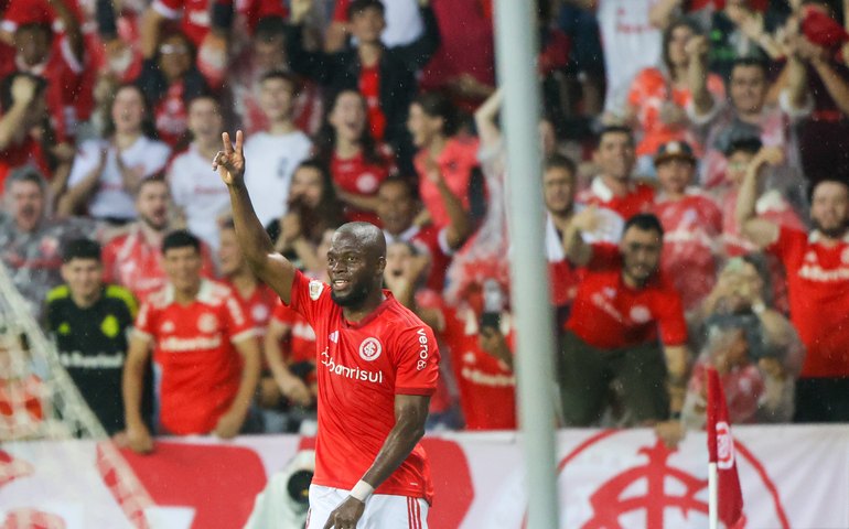 Internacional vence o lanterna Santa Cruz e continua na cola do Grêmio no Campeonato Gaúcho