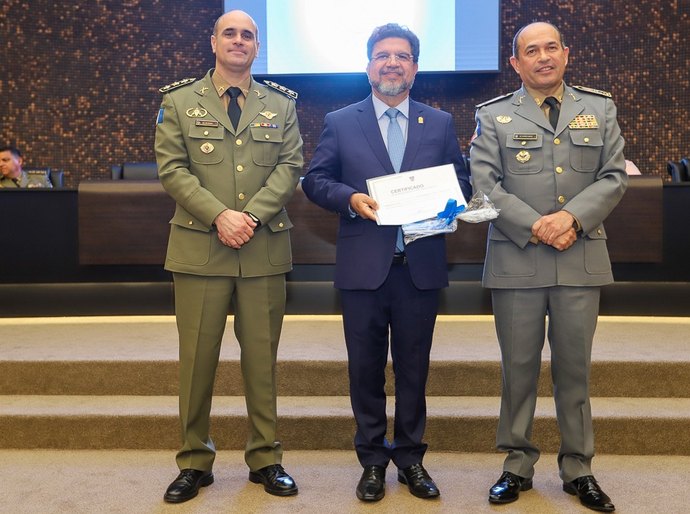 PMAL homenageia Carlos Cavalcanti durante solenidade de formatura