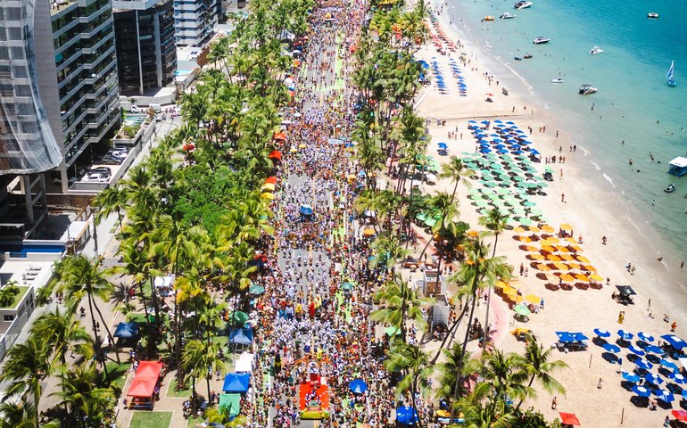 Pinto da madrugada leva frevo à avenida e arrasta mais de 500 mill foliões na orla de Maceió