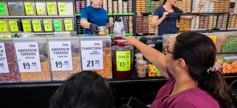 Irmãs que comandam empório contam com aumento da clientela após revitalização do mercado. Foto: Victor Vercant