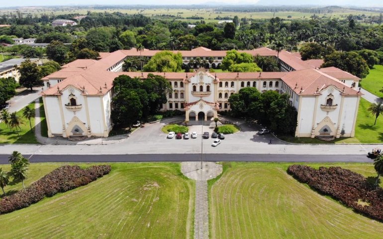 Farmácia Viva, da UFRRJ, cultiva plantas para produzir fitoterápicos