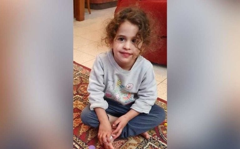 Menina de 4 anos libertada viu pais serem mortos pelo Hamas, diz família
