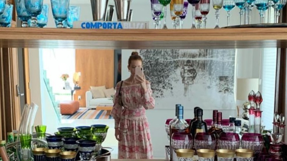 Marina Ruy Barbosa mostra decoração da sala