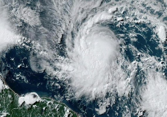 Beryl ganha força ao se aproximar do Caribe e especialistas falam em 'perigo extremo'