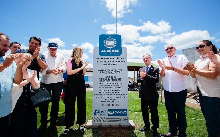 Governador em exercício inaugura pavimentação em Chã Preta e destaca avanço das obras em Alagoas