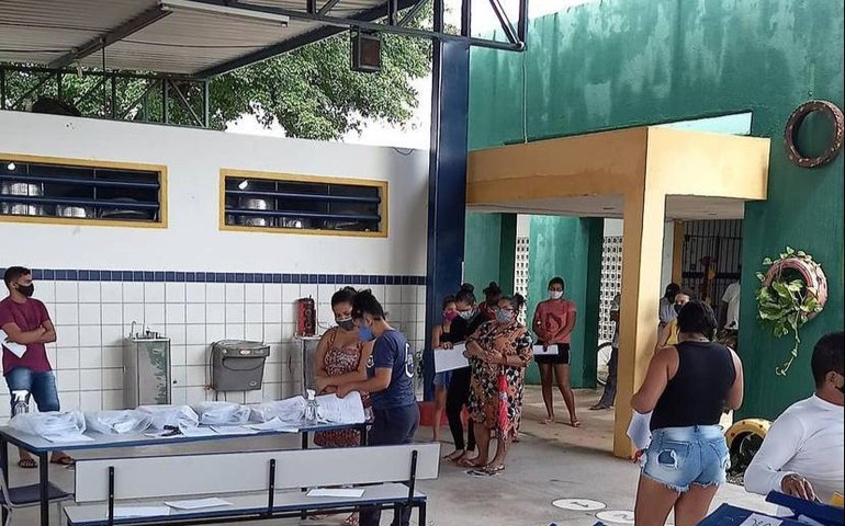 Escolas de Maceió entregam materiais impressos para reforçar ensino em casa