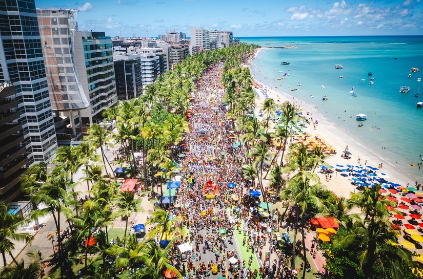 Pinto da madrugada leva frevo à avenida e arrasta mais de 500 mill foliões na orla de Maceió