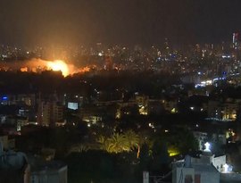 Grande explosão no horizonte noturno de Beirute enquanto os ataques aéreos israelenses continuam