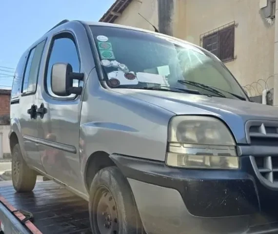 Crianças são encontradas trancadas em veículo irregular usado como transporte escolar em Maceió