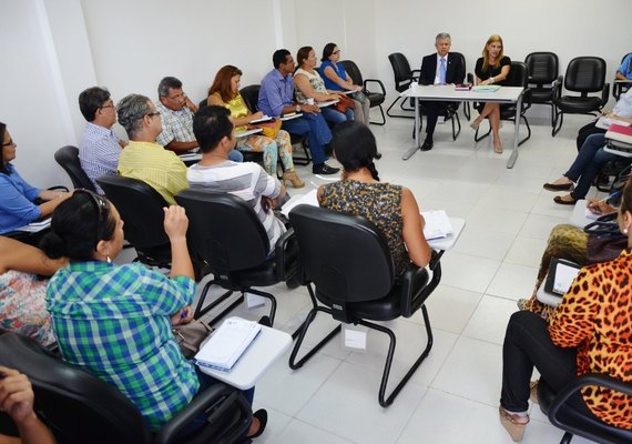 MPE recomendará fim de cobrança de taxas em cursos da Uncisal; Promotora recebe sindicato de professores