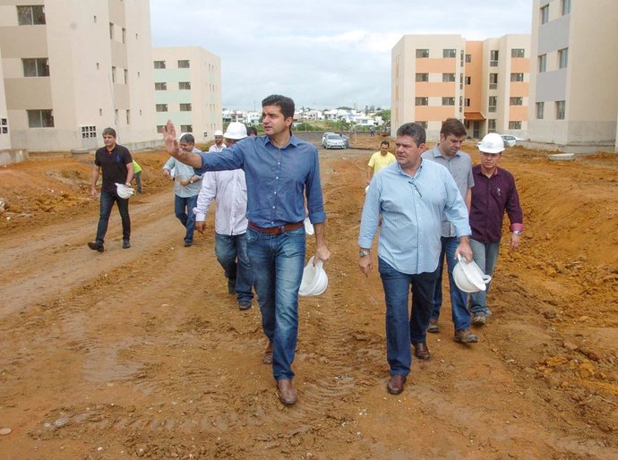 Rui Palmeira vistoria obras do Residencial Jorge Quintella