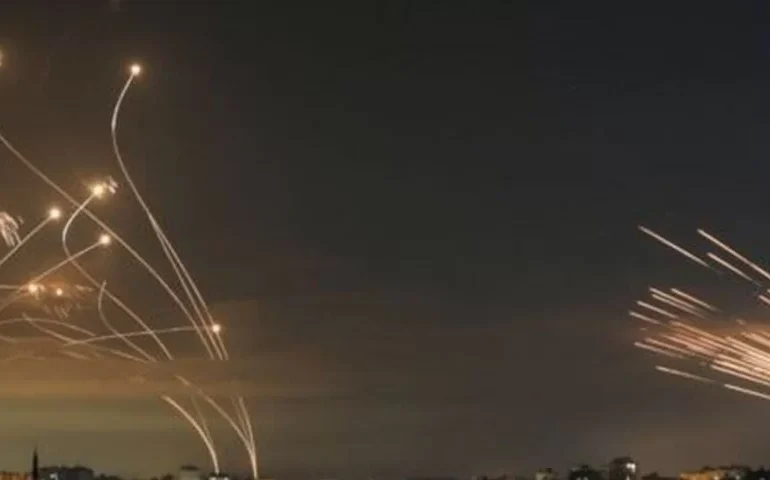 Entenda como funciona o Domo de Ferro, sistema de defesa aérea de Israel